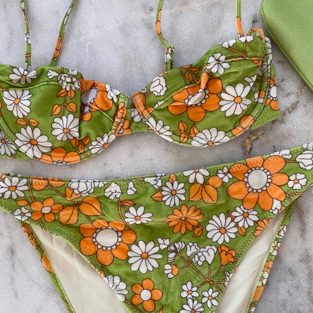 Triangle Rhian Bikin set in Jardin with bag